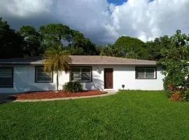 Large 3 br bungalow minutes to downtown Ft Myers