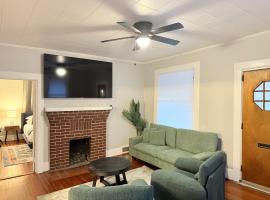 Cottontown Bungalow - Fast WiFi - Walk Downtown, hotel v destinaci Columbia