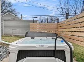 Adorable 2BR Hot Tub Close to Attractions