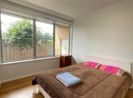 Budget-friendly room near Sunshine Station to CBD