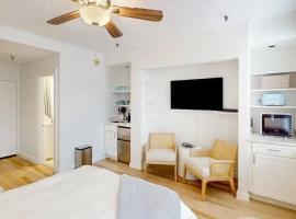 Palm Beach Condo 5 Mins to Beach Heated Pool, hotel in West Palm Beach