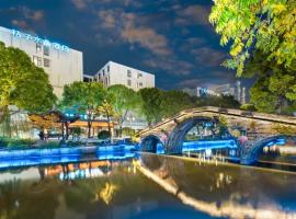 Orange Crystal Hotel Jiaxing Pinghu، فندق في Pinghu