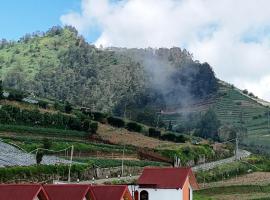 Arutala Villa 4-7 Lautan Awan, hotel di Dieng