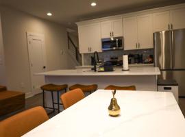 Brand new Duplex in Cornelius convenient located, hotel din Cornelius
