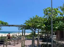 Duplex em Itaúna 4min da Praia que ocorre o WSL, 1min da pista de skate do LS, pracinha com parque infantil, quadra de futebol, tudo isso a 1 min da duplex, perto do comércio, wi-fi super rápido, monitoramento 24hrs