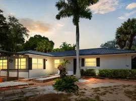 St Pete heated pool hot tub 5 min to the beach