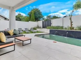 Contemporary Sandton 4bed-Villa, Rooftop Views, Solar-Inverter and Battery