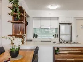 Stylish CBD Escape, Walk to Cafes and Shops!