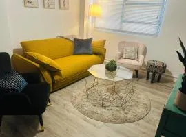 Chic Retreat in Granville - steps to train !