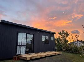 Watkins Tiny Retreat, отель в городе Рангиора