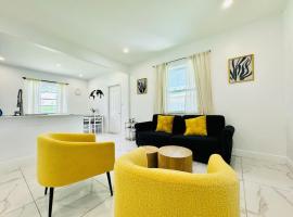 Luxury Retreat 2BR Minutes from Fort Lauderdale Beach, Hotel in Fort Lauderdale