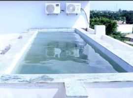 Hotel O Royal Inn Hotel, hotel in Hāpur