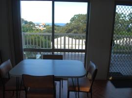 Lookout Holiday Units, serviced apartment in Lakes Entrance