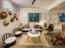 KAHILOM Nest Self-Service Home in Rainforest Nest with Kitchen - Monkeys, Bats, Pet Friendly with a Fee, Hotel in Subic Bay Intl