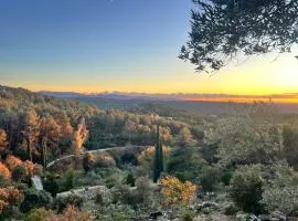 Aix-en-Provence, Bastidon provençal plein cœur de la forêt avec vue unique
