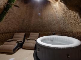 Luxury Cave Spa Apartment by the Sea Senglea, spa hotel in Senglea