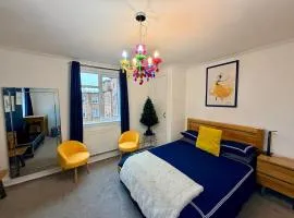 Stylish & Modern Central Studio Apartment Free parking