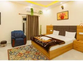 RAMJANAMBHOOMI ROAD V-R-I-N-D-A-V-A-N STAY Near Ramjanam Bhoomi Temple 500m # Restaurant and Parking Facility - Fully Air conditioning Premium Room- Best TOP RATED HOTEL IN AYODHYA