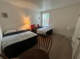 Vancouver Budget Guesthouse - Free Parking, Fast WiFi, Near Airport & Downtown