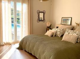 Cocon de Verdure avec piscine chambre lit king-size 2m, Hotel in Lusignan-Petit