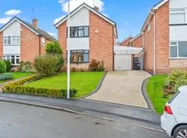 Luxury Escape Sleeps 7 in Albrighton- 4 Beds 3 Double beds 1 single 2 Mins to M54 RAF Cosford Shifnal Telford Oxley Staffordshire -JLR Wolves Stafford I54 Business Park- 10 Mins to M6- 40 Mins to NEC Regular & Long Work Stays available - Samina- ARZ Stays