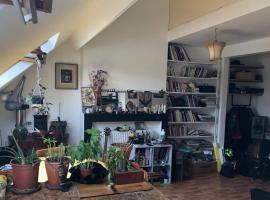 Cozy Flat sous les toits de Saint Gilles, Hotel in Mellet