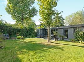 Peace, quiet and green near the lake and the sea! 7 people, hotel i Ons Belang