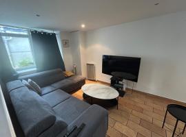 comfortable wooden chalet for family stay – hotel w mieście Athis-Mons