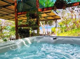 Teak house in a forest above the beach, ξενοδοχείο 