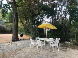 MAISON et PISCINE PRIVEE: Rousson şehrinde bir otel