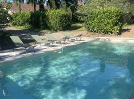 Maison de Famille cosy et Piscine privée - calme, nature, Lot & voie verte, hotel en Lédat