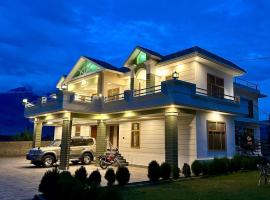 Crown Resort، فندق في Skardu