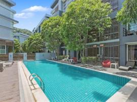 Kris - Modern Spacious 2 Bedrooms Condo with Pool, hotel in Patong Beach