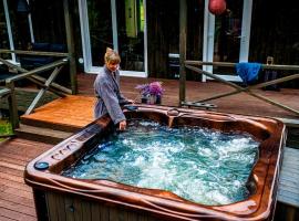 Holiday cabin 'CRANE', ξενοδοχείο με υδρομασάζ σε Avotkalni
