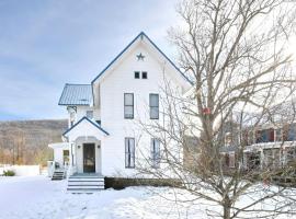 Spacious 5-Bedroom Home with Hot Tub Near Wineries & Bristol Mountain Ski Resort – hotel w mieście Naples