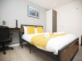 Church Leaze by N And N Stays, Large 6 bed house with all ensuite rooms, Contractor Friendly, Close to YTL Site, Private Parking and Fast Wifi