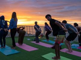 KAZA Wave Surf camp, апартаменты/квартира в городе Эмуан