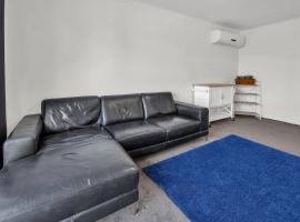 Hoppers Crossing Hideaway Giant Backyard, Hotel in Tarneit