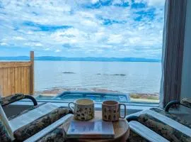 Chalet #11 Waterfront with Spa, Wifi & AC