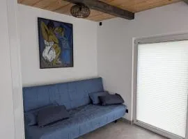 Wasserschloss Apt - von Taube Refugium für 1-2 Personen mit Terasse, Küche, Garten, Wifi, TV, Bar, Dusche, Waschmaschine, Parkplatz, versteckt gelegen