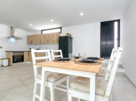 Luxury White House Apartment，位于卡列罗港的酒店