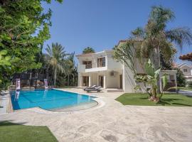 Blue Pearl Villa - 6 Bedroom, hotel in Pyla