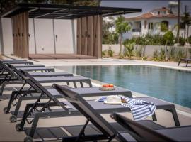Kalamon Luxury Suite 105 w Pool & Gym，位于Livadhia的酒店