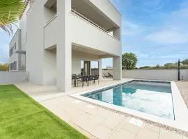 Gorgeous Home In Zaton