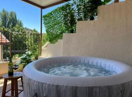 Hubstay Hillside Residence with Private Jacuzzi, ξενοδοχείο στις Πλάτρες