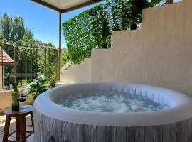 Hubstay Hillside Residence with Private Jacuzzi