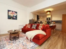 Beautiful Apartment Located on Ledbury High Street- Sleeps up to 8! Dog Friendly