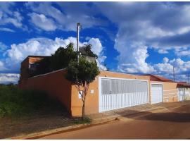 Casa Topázio no Container dos Cristais, hotel in Delfinópolis