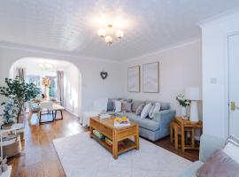 Peaceful 3 Bedroom Detached Home with Parking, only 7 mins to Chester, hotel em Saltney