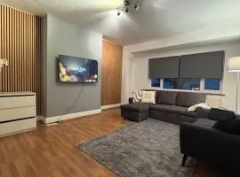 Stunning 5 Bedroom Apartment in Mill Hill Broadway with parking